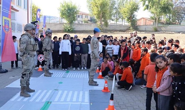 Jandarma, 300 öğrenciye güvenlik eğitimi verdi