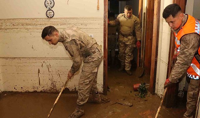 Jandarma komandolarının Ayazağa'da sel sonrası temizlik çalışmaları gece de devam ediyor