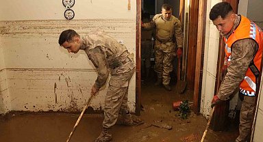 Jandarma komandolarının Ayazağa'da sel sonrası temizlik çalışmaları gece de devam ediyor