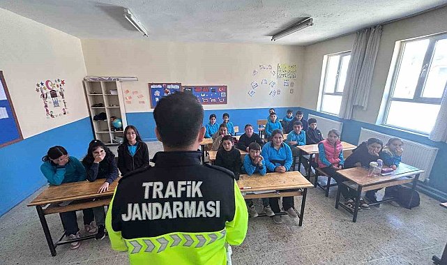 Jandarma öğrencilere trafik eğitimi verdi