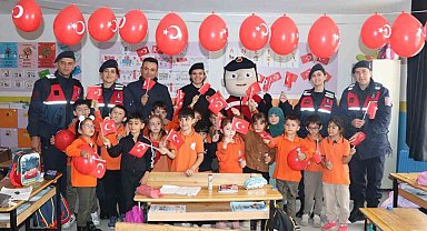Jandarmadan ilkokula 29 Ekim sürprizi: Miniklerle sınıflar süslendi