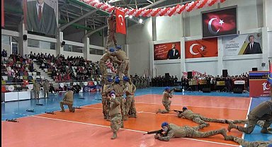 Jandarmadan Türk bayraklı insan piramidi gösterisi