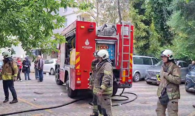 Kadıköy'de 8 katlı binada mahsur kalanları itfaiye ekipleri pencereden kurtardı