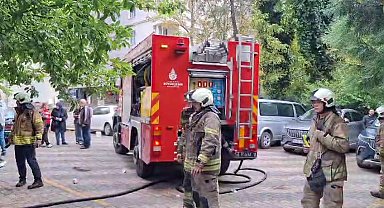 Kadıköy'de 8 katlı binada mahsur kalanları itfaiye ekipleri pencereden kurtardı