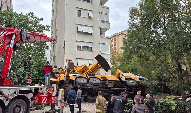 Kadıköy'de devrilen vinç 11 katlı binanın girişine çarptı