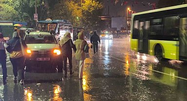 Kadıköy'de sağanak yağış ve fırtına vatandaşlara zor anlar yaşattı