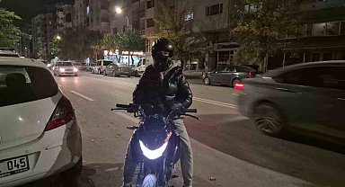 Kadın sürücü trafikte tartıştığı motosikletlinin üzerine yürüdü