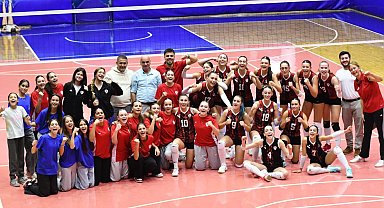 Kadın voleybolculardan muhteşem geri dönüş