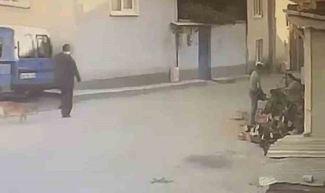 Kadının motorlu testere ile yaşlı adamı korkuttuğu anlar kamerada