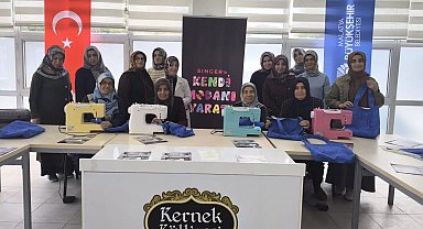 Kadınlar kendi çantalarını dikti