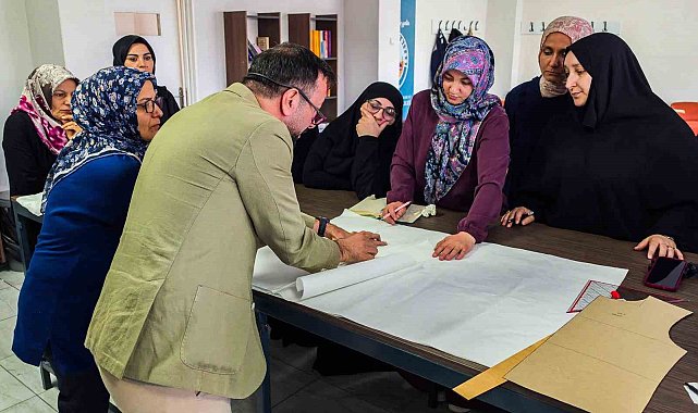 Kadınlar moda tasarımı kursuyla meslek öğreniyor