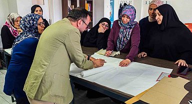 Kadınlar moda tasarımı kursuyla meslek öğreniyor
