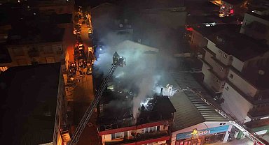 Kağıthane'de 4 katlı binanın çatısı yandı