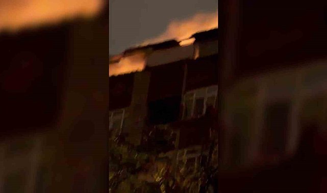 Kağıthane'de 5 katlı binanın çatısı alev alev yandı