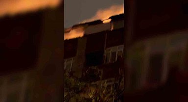 Kağıthane'de 5 katlı binanın çatısı alev alev yandı