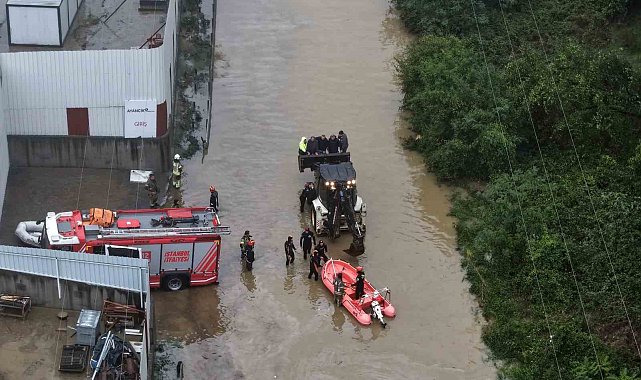 Kağıthane'de selde mahsur kalan vatandaşlar bot ve iş makinesiyle kurtarıldı