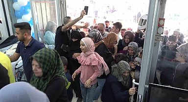 Kahramanmaraş'ta giyim mağazasında indirim izdihamı