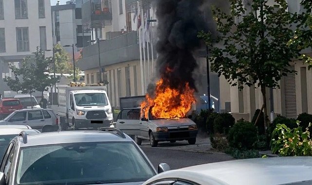 Kahramanmaraş'ta hareketli dakikalar: Seyir halindeki otomobil alev alev yandı