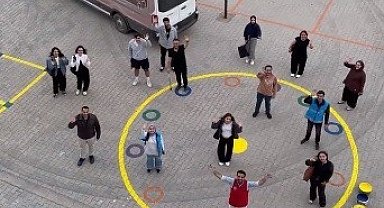 Kahramanmaraş'ta üniversiteli gençlerden ilkokulda renkli boyama etkinliği