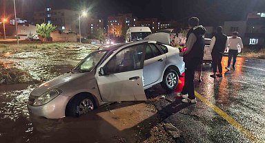 Kahta'da cadde göle döndü, otomobil mahsur kaldı