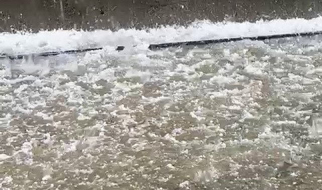 Kahta'da dolu yağışı karayolunu beyaza bürüdü