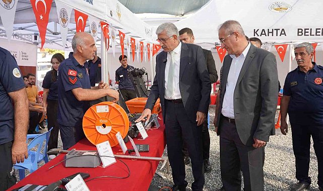 Kahta'da hayat kurtaran buluşma: İtfaiye ekipleri kent meydanında