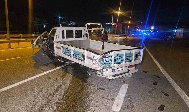 Kamyonete çarpan otomobil, 250 metre savrularak takla attı: 1'i ağır 3 yaralı