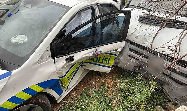 Kamyonetle polis aracı çarpıştı: 2 polis yaralı