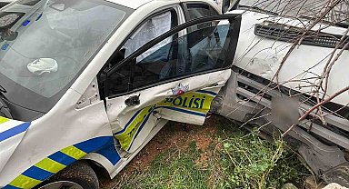 Kamyonetle polis aracı çarpıştı: 2 polis yaralı