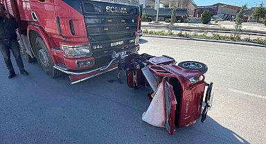 Kamyonla çarpışan elektrikli bisiklet 10 metre sürüklendi: 2 yaralı