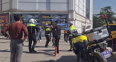Karabük'te elindeki bıçağı boğazına dayayan şahsa polis müdahale etti