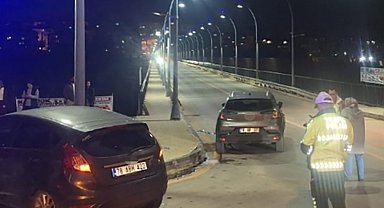 Karabük'te kavşakta iki otomobil çarpıştı: 2 yaralı