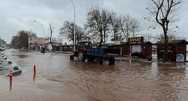 Karacabey'de yollar göle döndü, denize çıkamayanlar evlerinin önünden balık tuttu