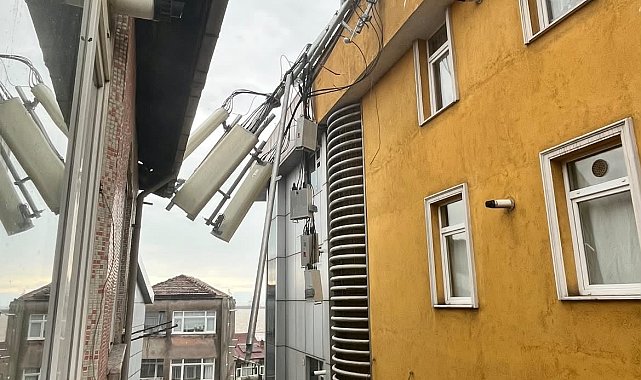 Karadeniz Ereğli'de fırtına baz istasyonunu devirdi