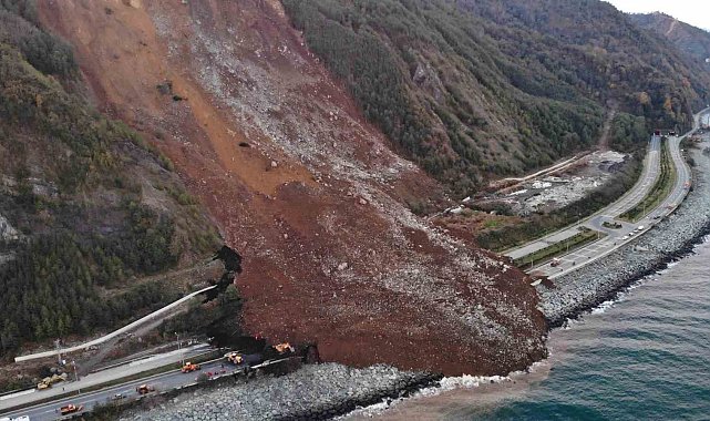 Karadeniz Sahil Yolu'nda dev kaya tehlikesi