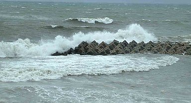 Karadeniz yükselmeye başladı balıkçılar barınağa sığındı