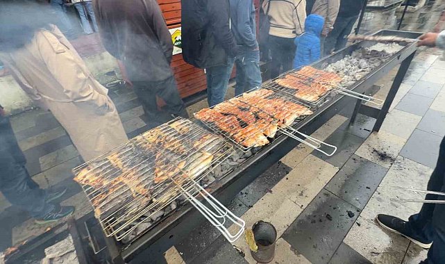 Karadeniz'de balık bolluğu Hopa'da ziyafete dönüştü