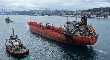 Karadeniz'de dron saldırısına uğrayan tankerin geçişi nedeniyle İstanbul Boğazı trafiğe kapandı