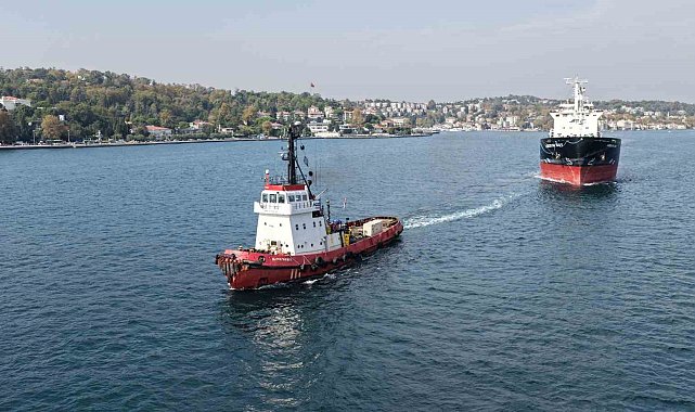 Karadeniz'de vurulan iki gemi İstanbul Boğazı'ndan geçti