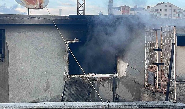Karaman'da çatı katında yangın çıktı, vatandaşlar film izler gibi izledi