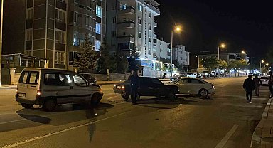 Karaman'da hafif ticari araç kaza yapan otomobile çarptı: 2 yaralı