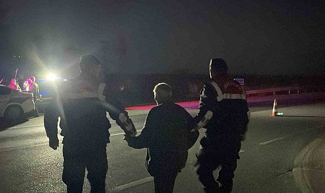 Karaman'da kazanın şokunu yaşayan yaşlı sürücüyü jandarma teselli etti