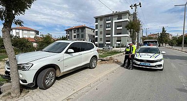 Karaman'da kontrolden çıkan cip kaldırımdaki ağacı devirdi