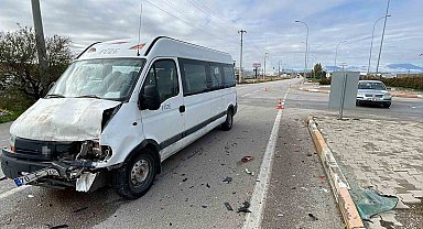 Karaman'da minibüsle otomobil çarpıştı: 1 yaralı