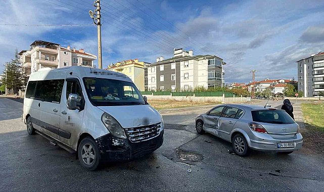 Karaman'da okul servisi ile otomobil çarpıştı: 1 yaralı