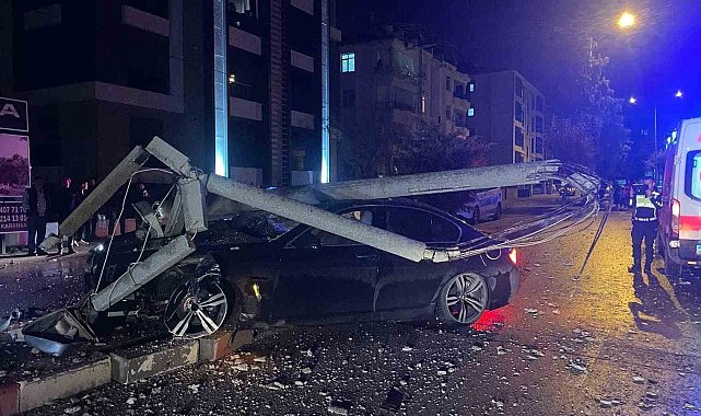 Karaman'da otomobil refüjdeki direği devirdi: 2 yaralı