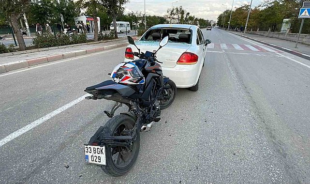 Karaman'da yaya geçidinde duran otomobile çarpan motosikletin sürücüsü yaralandı