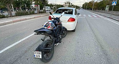 Karaman'da yaya geçidinde duran otomobile çarpan motosikletin sürücüsü yaralandı