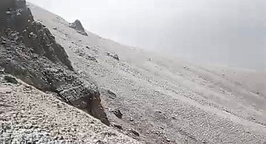 Karayazı'da Çakmak Dağı'na mevsimin ilk karı düştü