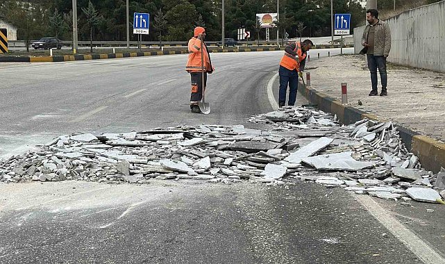 Karayoluna mermer parçalarını düşüren tır sürücüsüne para cezası